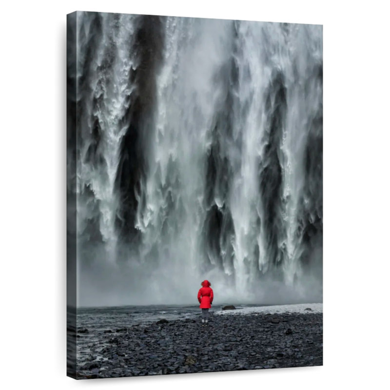 Alvord, femme seule à la cascade de Skogafoss en Islande, H 39 po x l 26 po