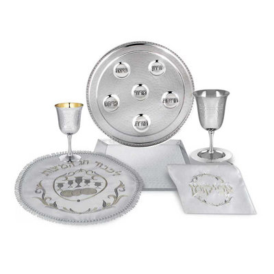 L'ensemble Holiday Aisle® de la collection de Vienne martelée de la Pâque, comprend un plateau de Seder, un plateau Matzah, une tasse Elijah avec sous-verre, une tasse Kiddouch, une housse ronde Matzah et un sac Afikomen
