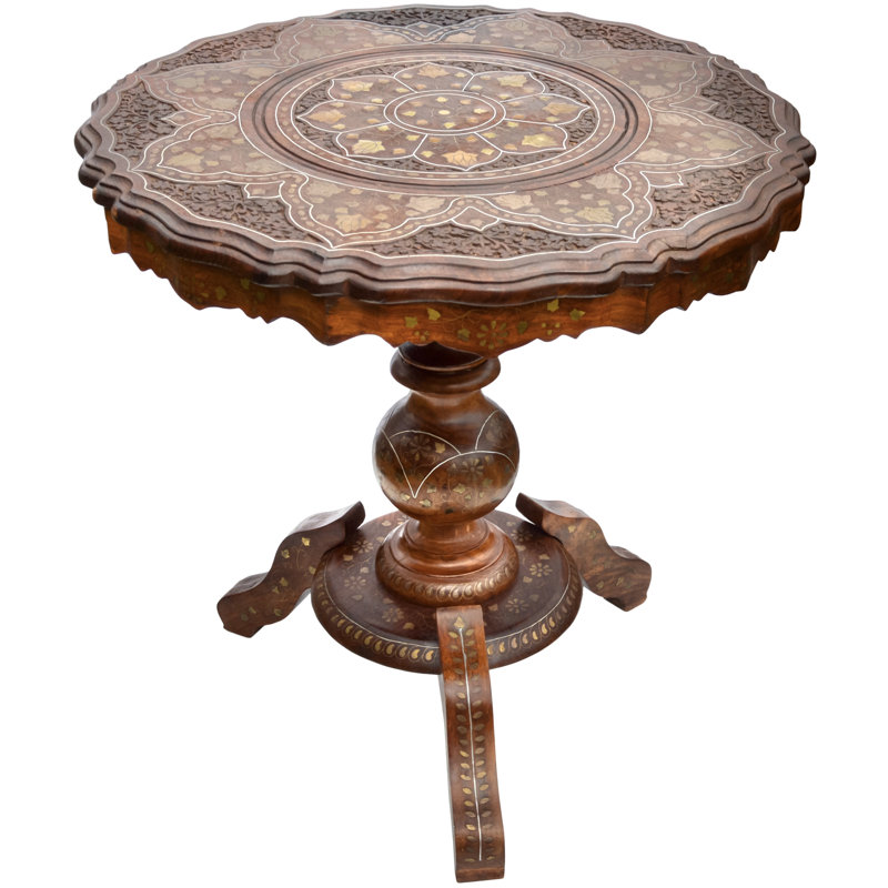Table d'appoint début du 20e siècle sculptée à la main incrustée de laiton avec motif floral