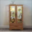 Vitrine traditionnelle en chêne clair avec lumières DEL, tablettes réglables, 2 portes, 1 tiroir | Panneau de fibres à densité moyenne + verre | Salon