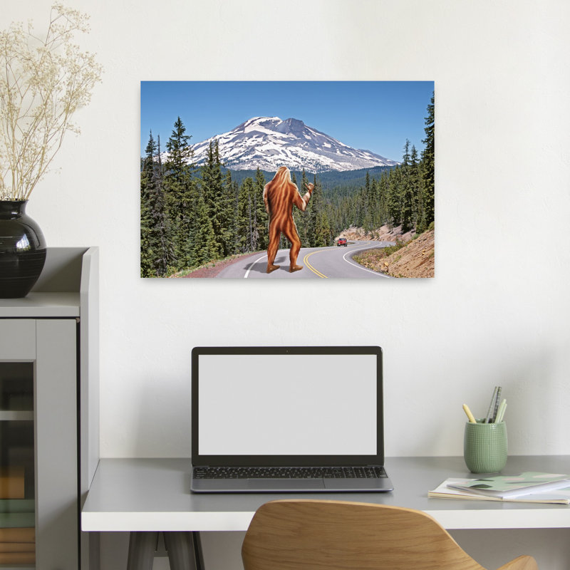 Vue arrière d'un Sasquatch faisant de l'auto-stop en Oregon aux États-Unis, H 16 po x l 24 po