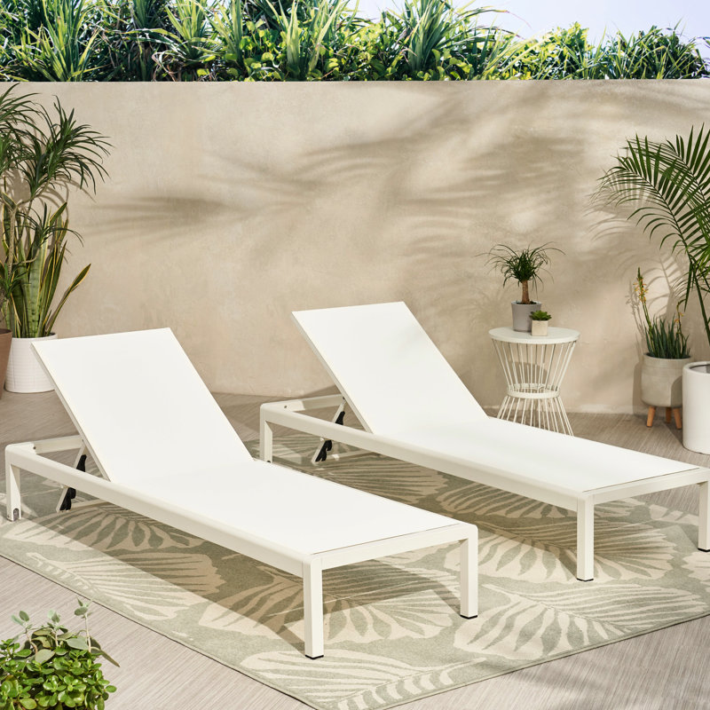 Chaise longue blanche avec siège en filet flexible et profondeur d'assise réglable