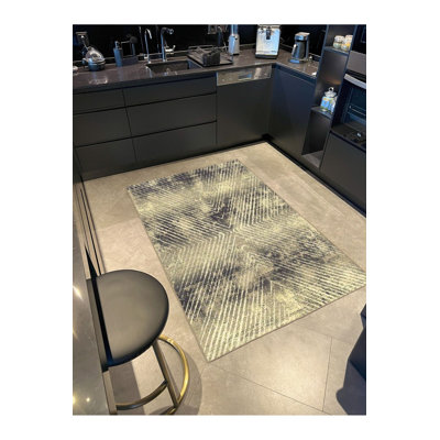 Machine Washable Diamond Themed Decorative Rug