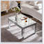Table basse argentée avec bordure éblouissante en cristal concassé, plateau en verre transparent, finition miroir pour les salons glamour
