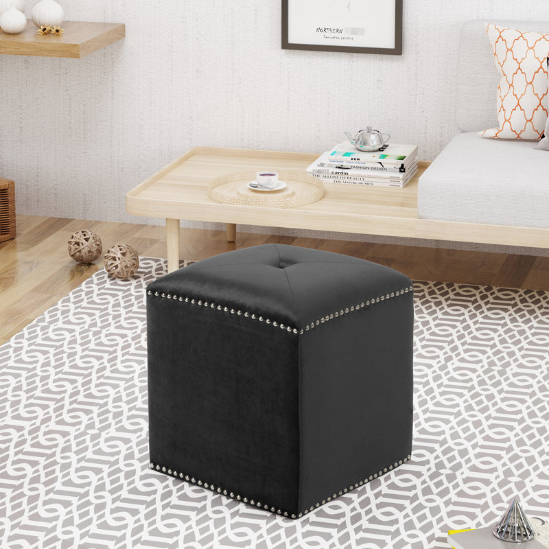 Velours avec garniture cloutée en noir - sièges supplémentaires, accents carrés 16,5 x 16,5 x 17 po et plateau rembourré