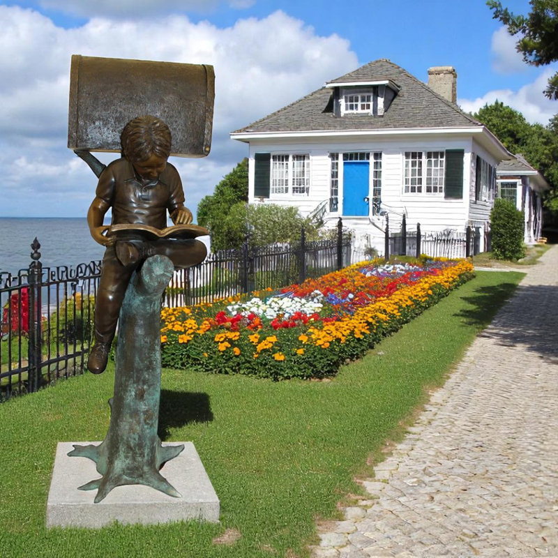 Statue garçon en bronze assis par boîte aux lettres lisant un livre - L 16 po x l 20 po x H 50 po