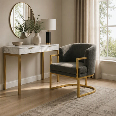 Chaise d'appoint en fausse fourrure de lapin avec structure en métal doré