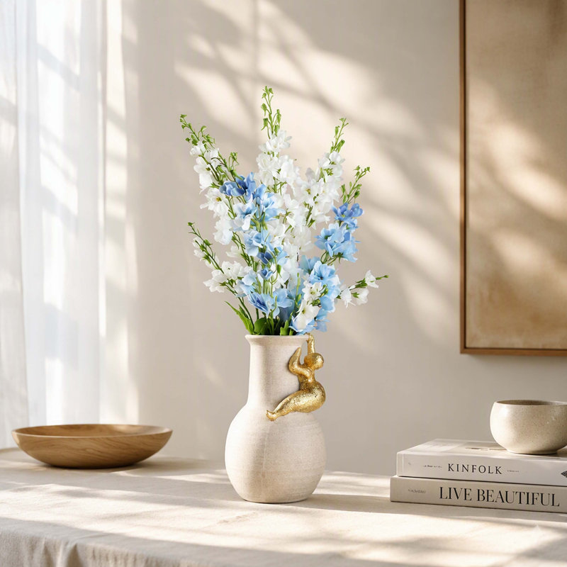 Vase moderne sculptural avec figurine 3-D dorée ludique, vase décoratif texturé neutre pour le salon, table basse, tablette décorative