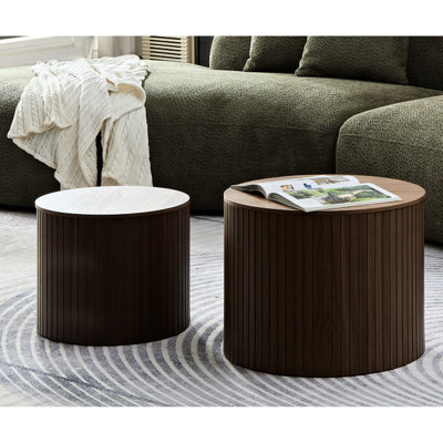 Table gigogne de 2, table basse ronde en noyer, élégante pour le salon / salon, 2 tables peu encombrantes, couleur et surface d'usure