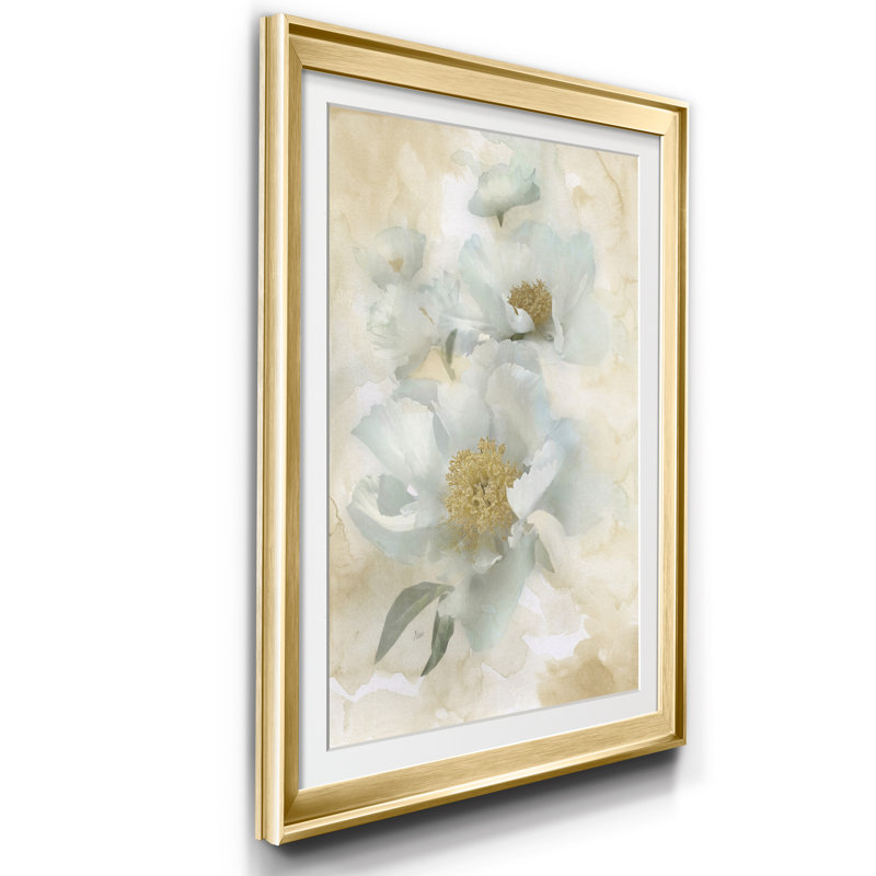 Douces pivoines II - reproduction de cadre photo sur papier, Encadrement doré, H 18,5 po x l 24,5 po x P 1,5 po