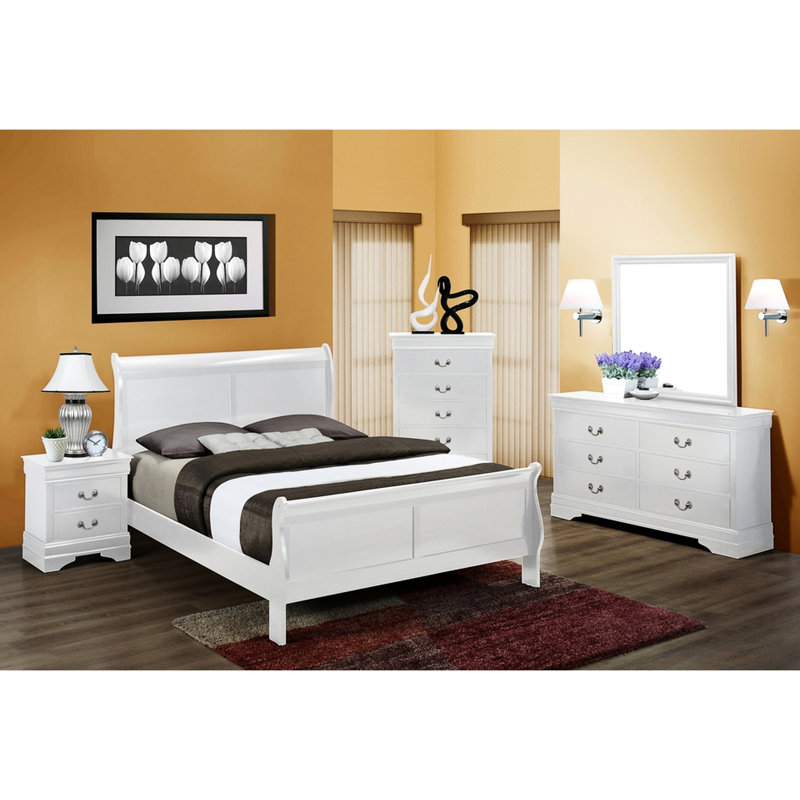 Grand lit en bois massif blanc pour une chambre charmante avec une atmosphère moderne et spacieuse
