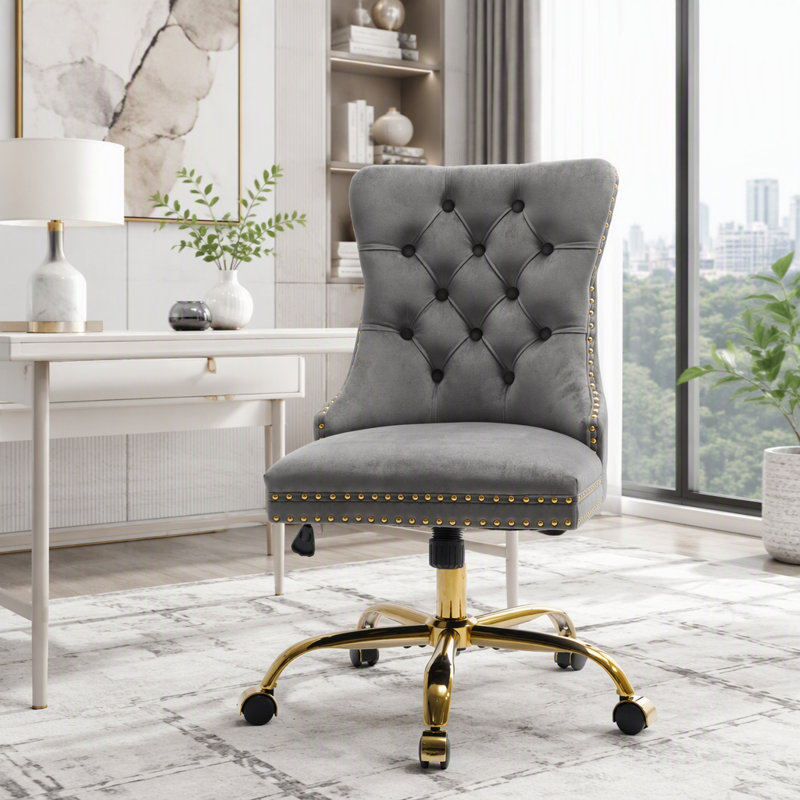 Chaise de bureau pivotante en velours touffetée avec base dorée, Velours gris 24,8 po