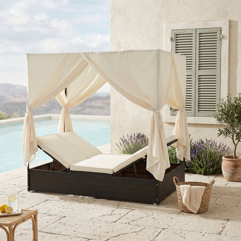 Double chaise longue d'extérieur avec sections de tête et de pied réglables, structure en acier, base enveloppée en PEHD, rideaux et coussins