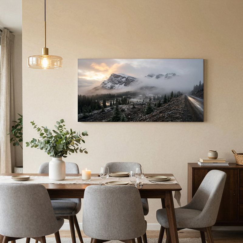 Toile murale représentant une chaîne de montagnes enneigées et un chemin forestier de pins brumeux, 46"W x 24"H
