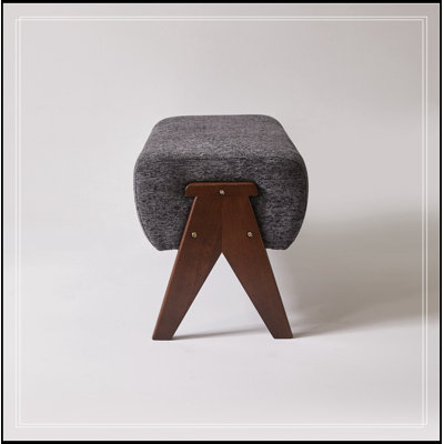 Chenille Stephaine avec pieds en bois robuste