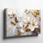 Une œuvre d'art floral texturé mettant en vedette de grandes fleurs blanches disposées élégamment sur une toile discrète, de qualité supérieure, prête à être accrochée-315996654