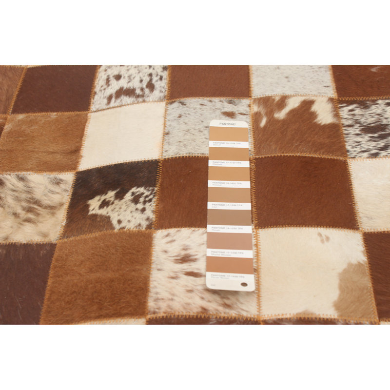 Tapis brun / ivoire / noir en cuir de vache à carreaux Spokane