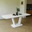 Table de salle à manger extensible de style moderne, blanc gris antique, pieds en forme de U, idéale pour les dîners de cuisine