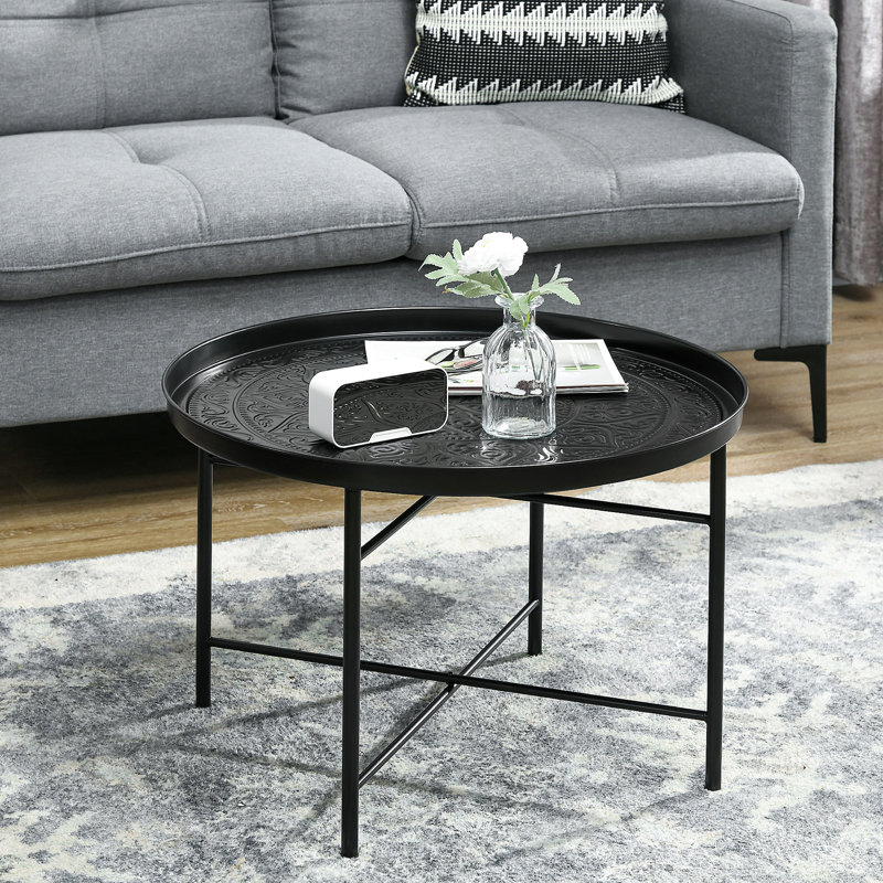 Table basse noire ronde de 24 po avec métal martelé de conception complexe. Table de salon, de chambre à coucher et de côté élégamment confectionnés.