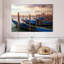 Gondoles de Venise au coucher du soleil-107703862