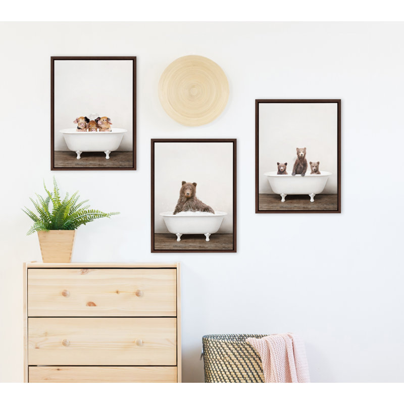 «Three Little Bears in Vintage Bathaign» par Amy Peterson, reproduction d'art sur toile encadrée, Brun