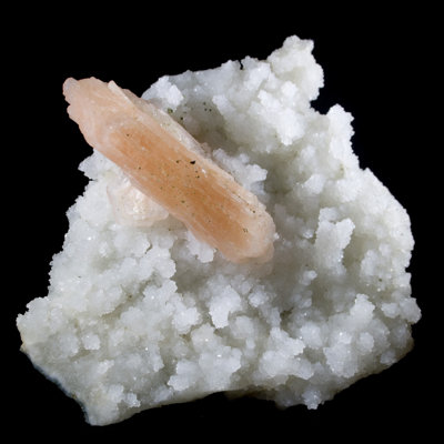 Stilbite esthétiquement perché sur calcédoine