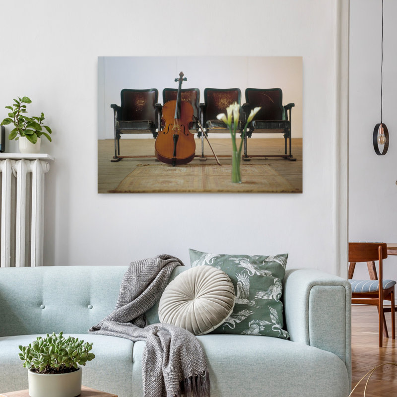Violoncelle appuyé sur des chaises attachées, art floral contemporain, H 24 po x l 36 po