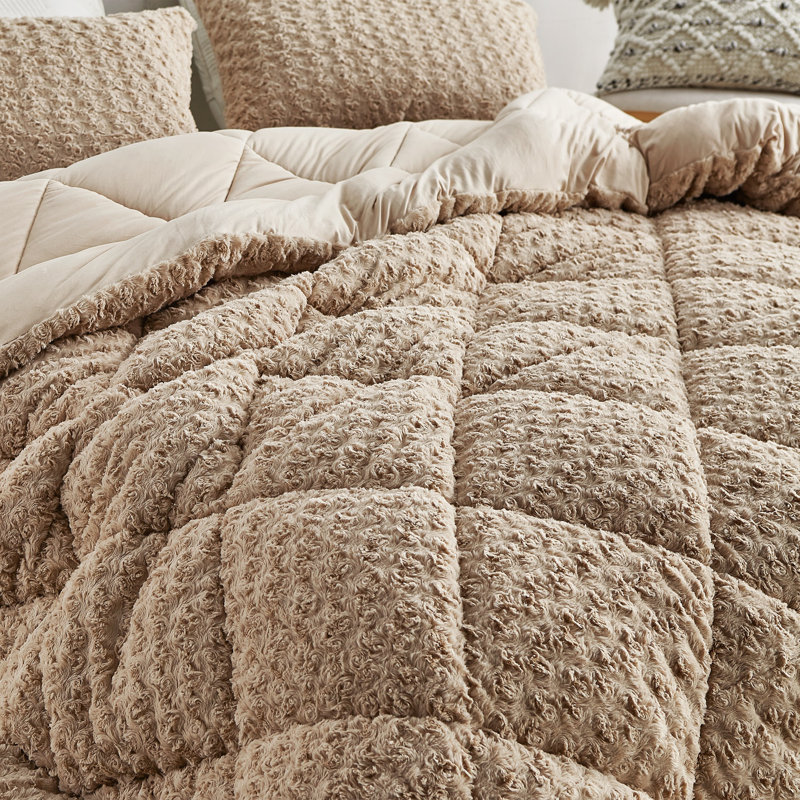 Modern Farmhouse Polyester Baffle Box Stitch Comforter, King Comforter