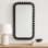 Miroir contemporain à cadre en bois avec un design rectangulaire arrondi et une bordure en sapin perlé pour un décor de style moderne