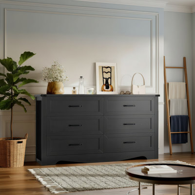 Armoire de rangement à six tiroirs en bois massif avec poignées en métal pour plus de sécurité et pour éviter le basculement.