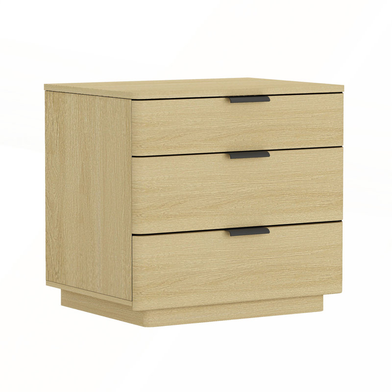 Table de chevet 26 pouces à 3 tiroirs en chêne naturel pour les chambres modernes avec beaucoup de rangement et un design élégant.