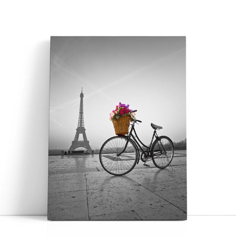 «Vélo avec un panier de fleurs à côté de la Tour Eiffel», reproduction d'art sur toile, H 40 po x l 30 po