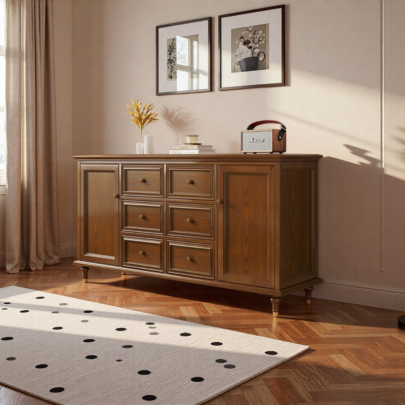Grande armoire de rangement dans le salon, Noyer