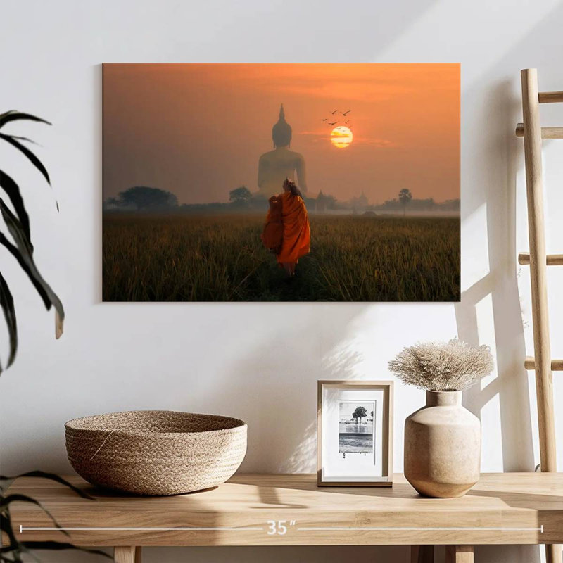 Moine Adella derrière un grand Bouddha, H 32 po x l 48 po