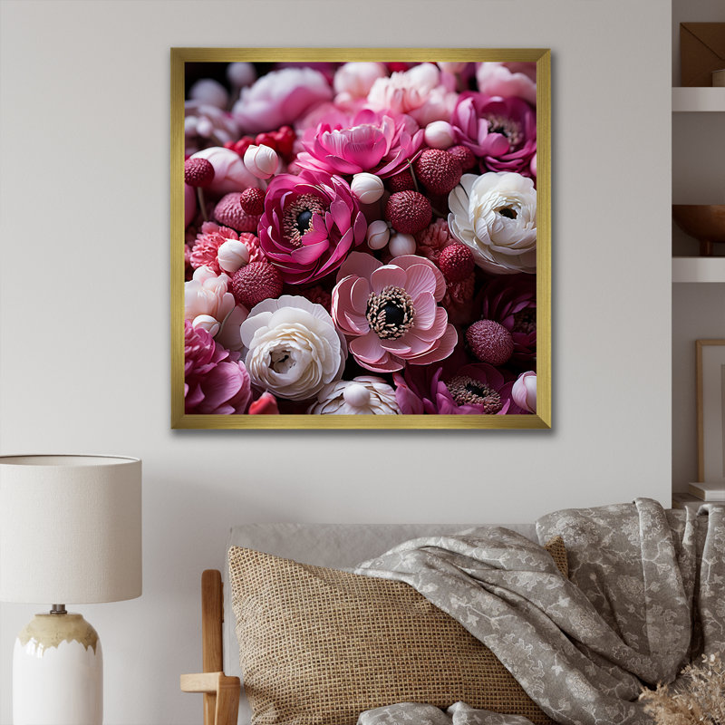 «White Ranunculus Radiance Layers Of Beauty» - art mural Renoncule, Cadre doré simple, H 36 po x l 36 po x P 1,5 po