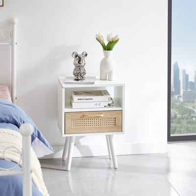Table de bout en rotin 15,75 "avec tiroir et pieds en bois massif, table de chevet moderne, table d'appoint pour le salon, chambre à coucher, blanc