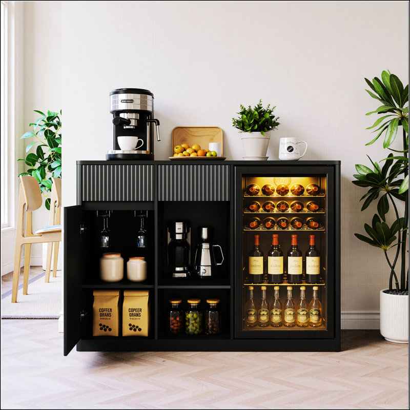 Armoire de bar cannelée de 51 pouces avec espace de réfrigérateur, station de café moderne, station de chargement, support pour verres à vin et rangement pour boissons, buffet noir pour la maison