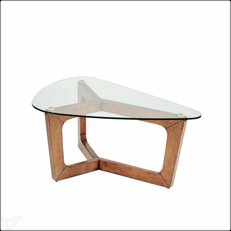 Élégante table basse triangulaire en bois de pacane massif et en verre trempé, parfaite pour les salons modernes et les décors élégants.