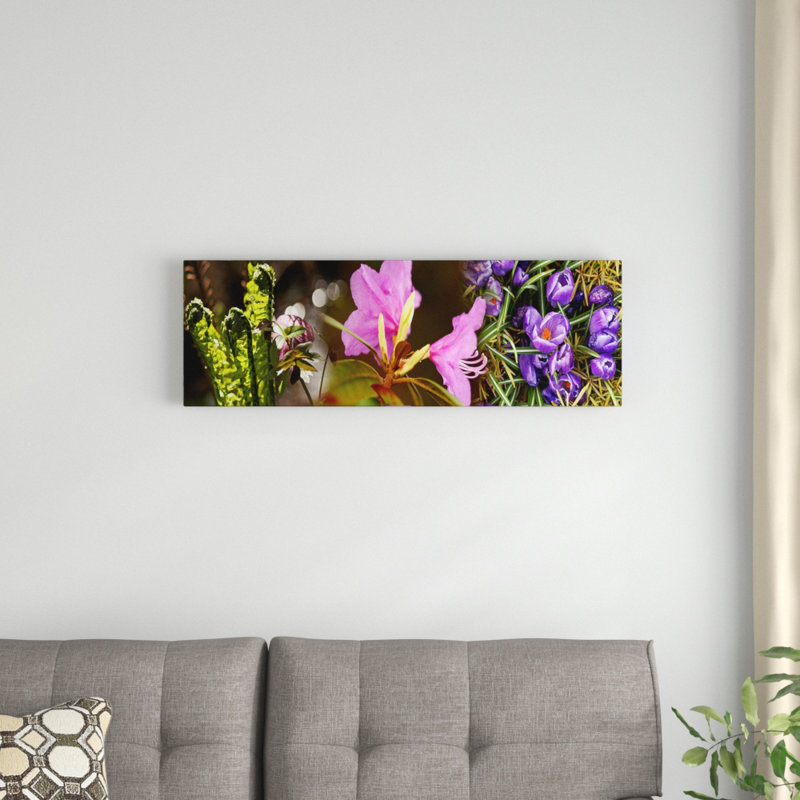 «Détails du début du printemps et des fleurs de crocus», reproduction de photo sur toile, H 16 po x l 48 po x P 0,75 po