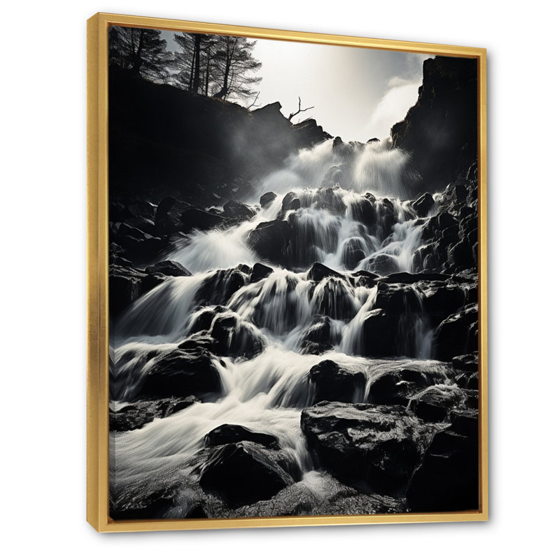 Chute d'eau monochrome en cascade harmonieuse II sur toile, H 32 po x l 24 po x P 1 po, Cadre flottant doré