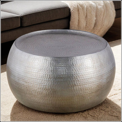 Table basse moderne et contemporaine en aluminium de 32 pouces martelée à la main pour un décor campagnard et urbain