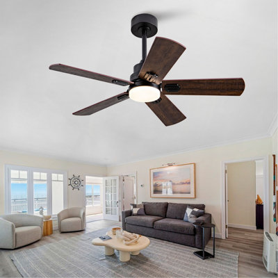 Ventilateur de plafond intérieur / extérieur intelligent de 42 po avec lumière, 6 pales noir / noyer à double finition, télécommande, DEL à intensité variable, moteur à courant continu silencieux à 6 vitesses, réversible