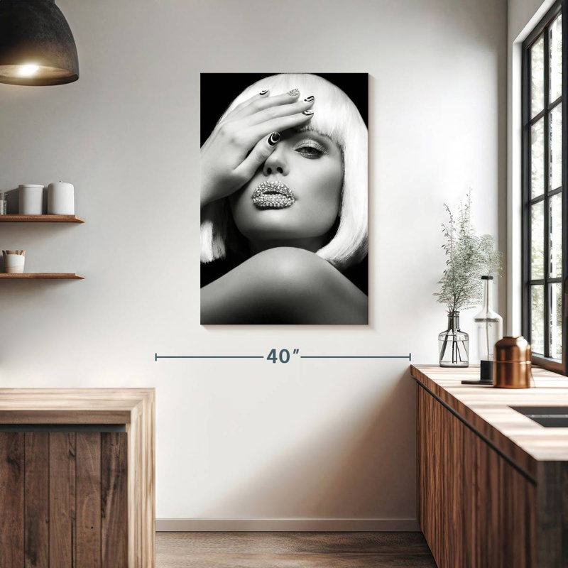 Senne Diamond Lips, 39" H x 26" W