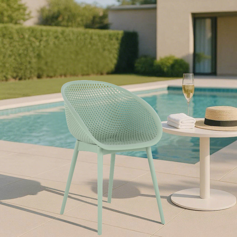 2 chaises longues modernes en plastique PP pâle, résistantes aux intempéries et légères pour la plage et le jardin. Installation facile (90°), support ergonomique, maille respirante, sans danger pour les sols, esthétiques et adaptées aux animaux domestiques. Utilisation intérieure/extérieure.
