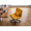 Chaise de bureau sans accoudoirs en lin jaune Cross avec roulettes, idéale pour le bureau à domicile et les espaces de maquillage. Stabilité accrue et rotation à 360° pour un maquillage confortable. Coussin et réglages ajustables.