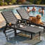Chaise longue d'extérieur en PEHD, dossier réglable à 5 positions, avec roulettes et porte-gobelet, idéale pour terrasse de piscine ou jardin, noire.-402619717-402619718