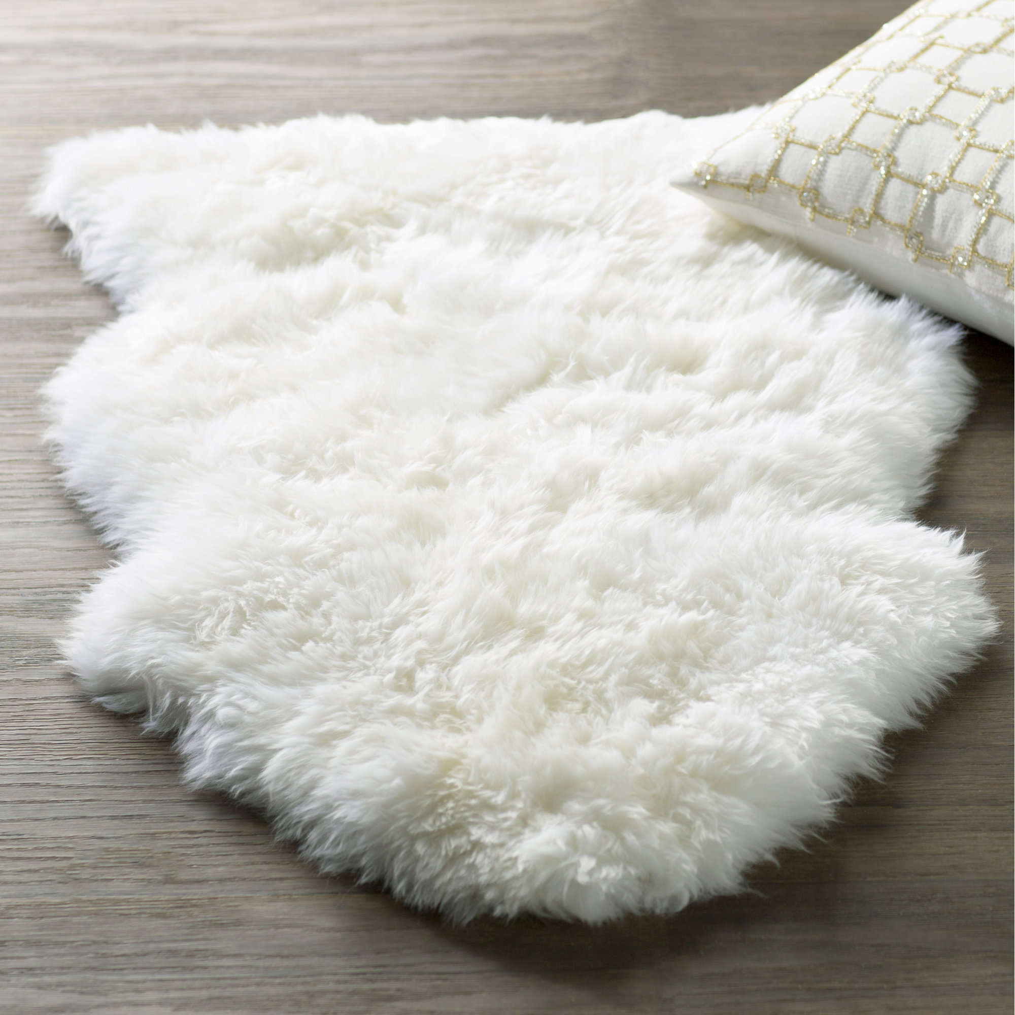 Mera Handmade Sheepskin White Area Rug, Rectangle 2' x 3'
