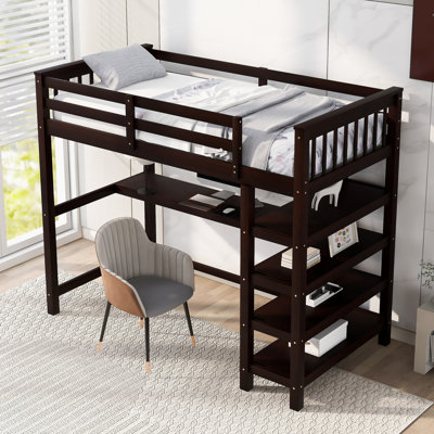 Lit mezzanine avec tablettes de rangement et bureau sous le lit, poste de travail compact en bois massif