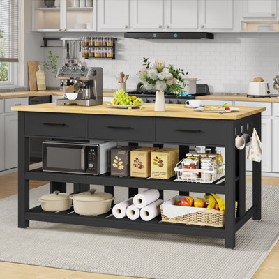 Îlot de cuisine en bois massif de 152 cm (60 po) avec prises électriques, 3 tiroirs profonds et 2 tablettes ouvertes.