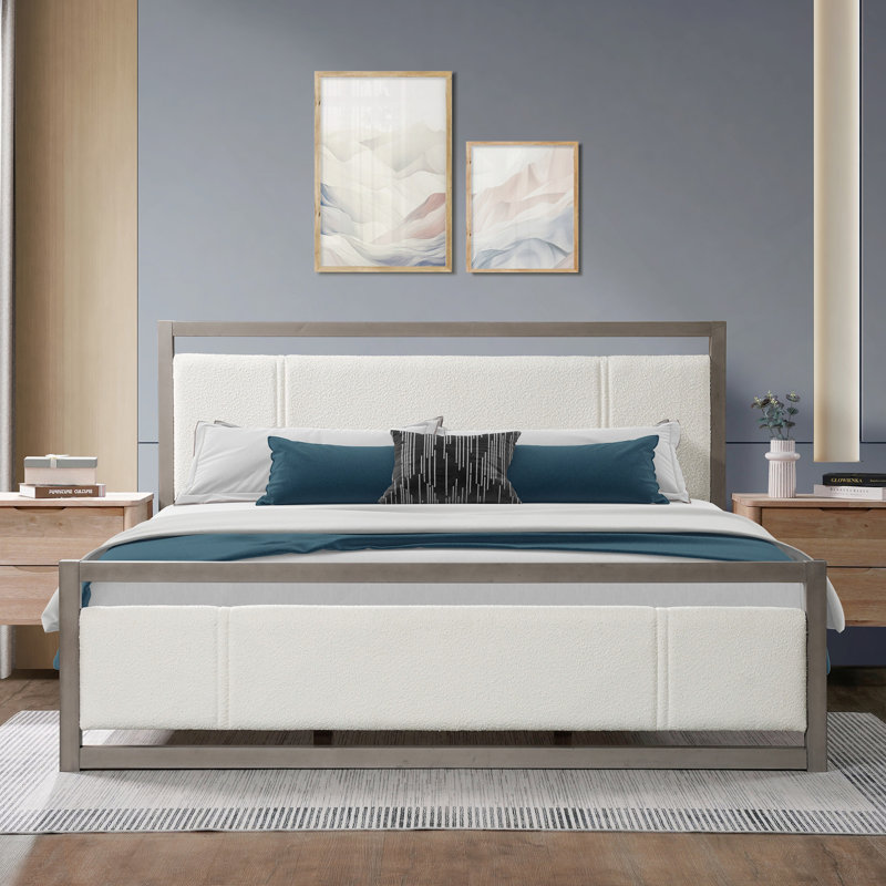 Très grand lit plateforme robuste avec structure en bois, tête de lit à boucles ivoire, confort moderne pour la chambre à coucher